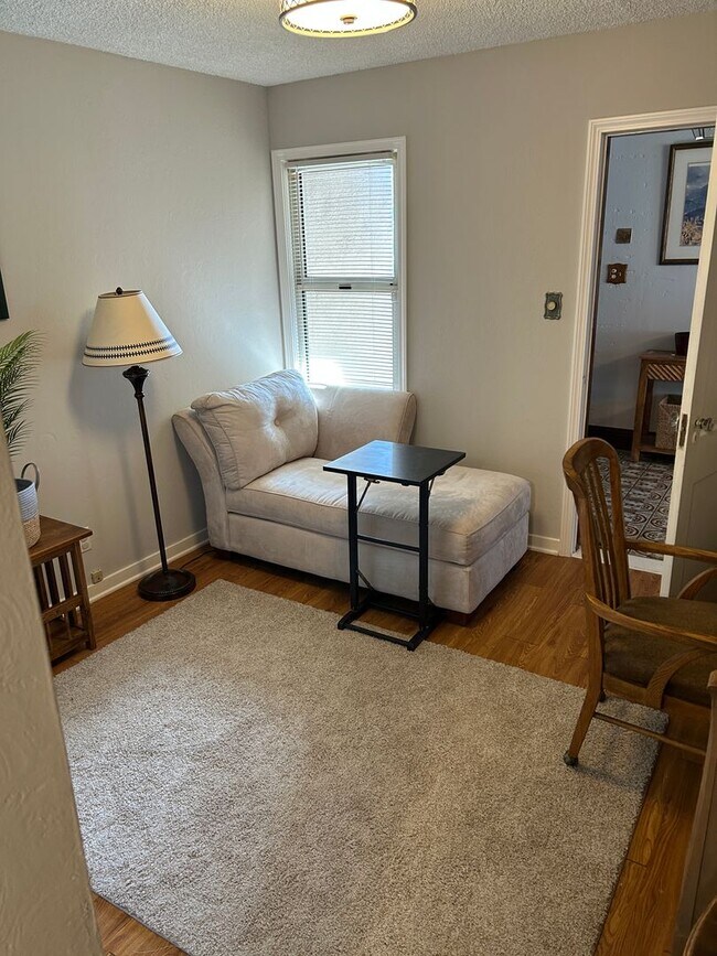 Building Photo - Bright & Spacious 3BR/2BA Home Overlooking Avalon Park – Furnished or Unfurnished- For Rent