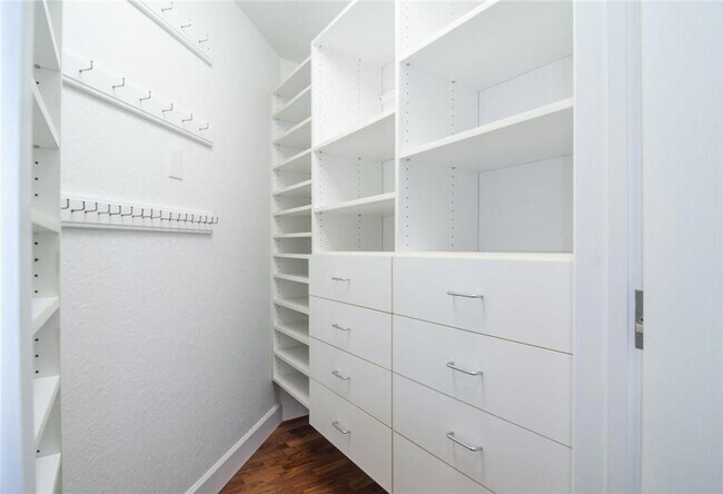Building Photo - 2519 Bay Pointe Ct