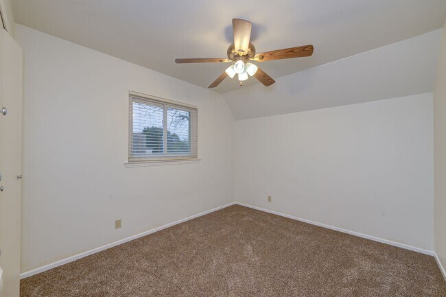 Building Photo - Charming Home with Vaulted Ceilings & Loft Near 281 & Bitters