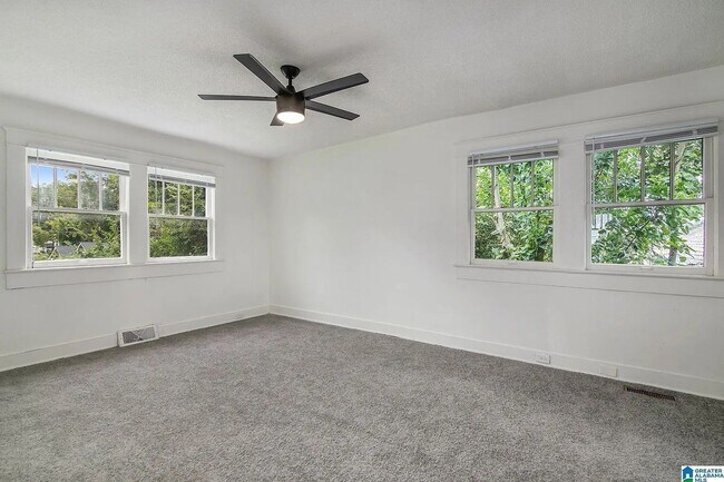 Building Photo - Charming Craftsman Bungalow in South East Lake