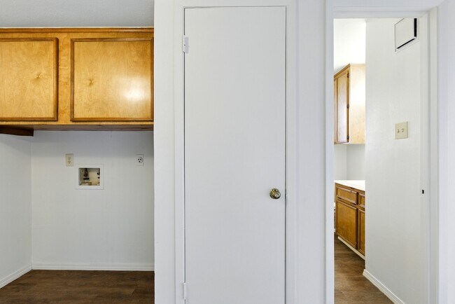 Building Photo - 9410 Edgebrook Dr