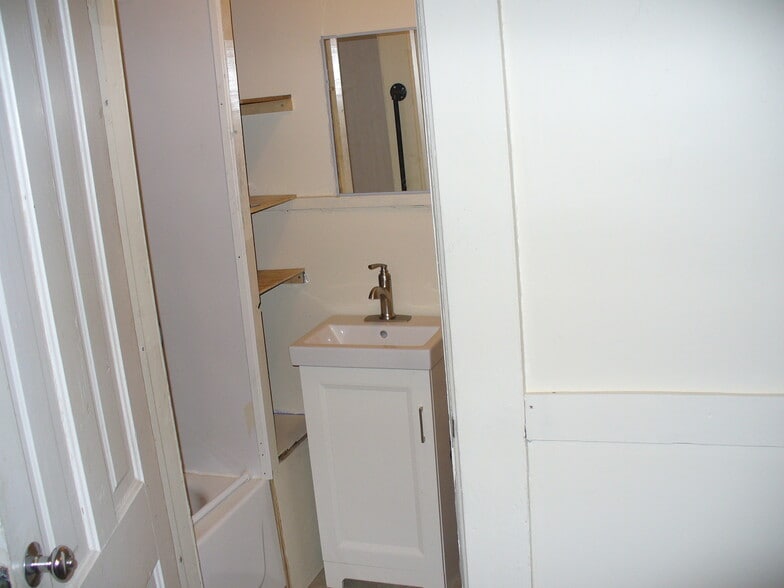 Building Photo - 409 9th St