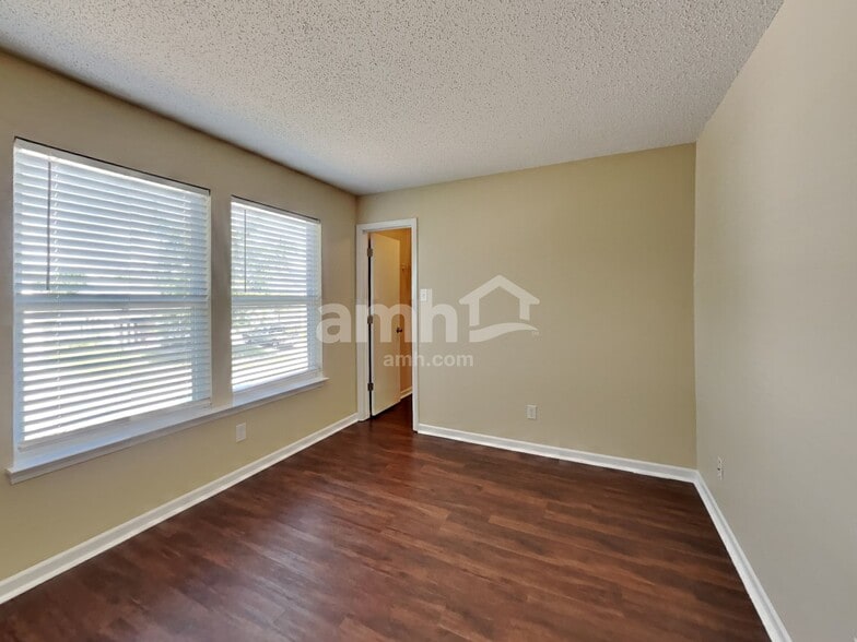 Building Photo - 2185 Shadowbrook Dr