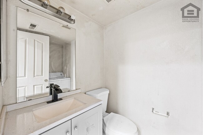 Building Photo - 2Bed/1.5Bath Ground Floor Townhouse at Glendale Ave/27th Ave! Ready for Immediate Move-In! -- GAR...