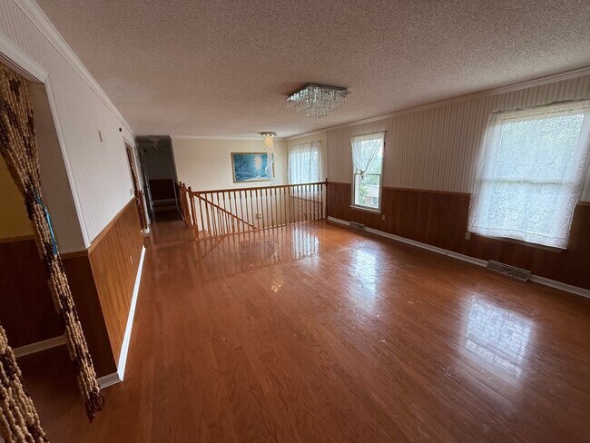 Building Photo - Spacious 4-Bedroom, 3-Bath Home in a Desir...