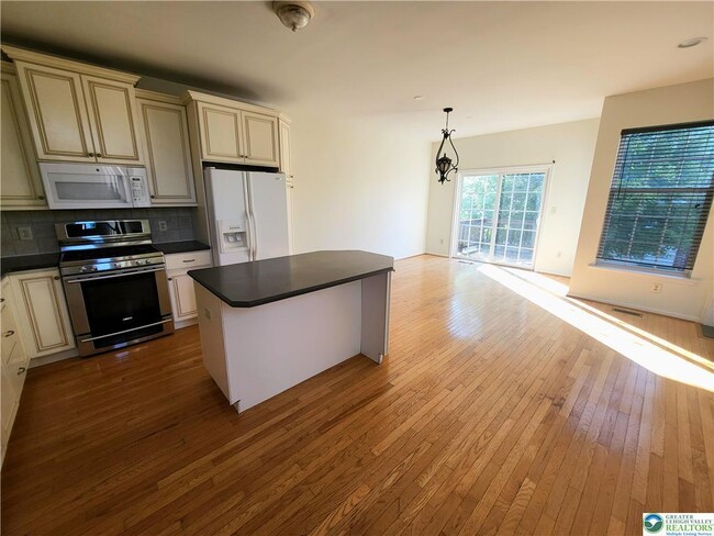 Building Photo - 5215 Spring Ridge Dr E