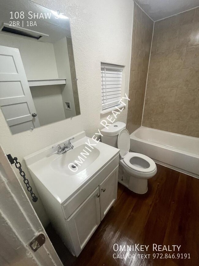 Building Photo - 108 Shaw St