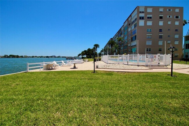 Building Photo - 1819 Shore Dr S