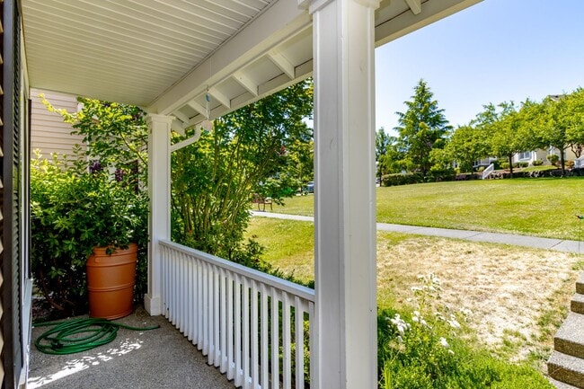 Building Photo - 3 bedroom, 2.5 bath DuPont home featuring AC!