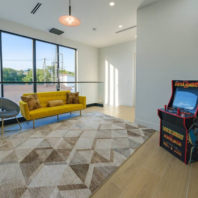 Building Photo - 1812 Miami Rd