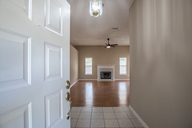 Building Photo - Great Rental in The Valley!