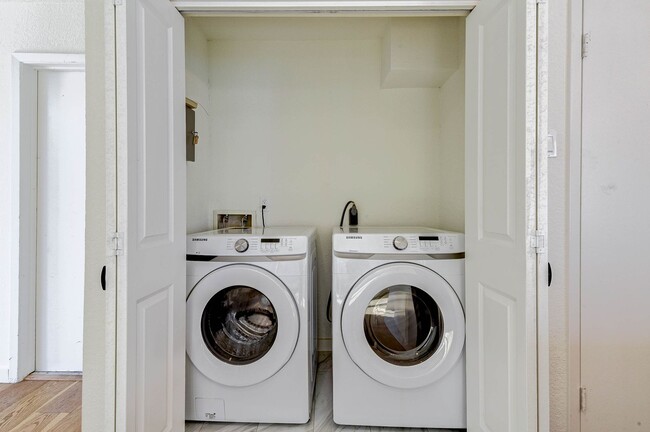 Building Photo - Museum District: Chic 2-Story newly updated home!