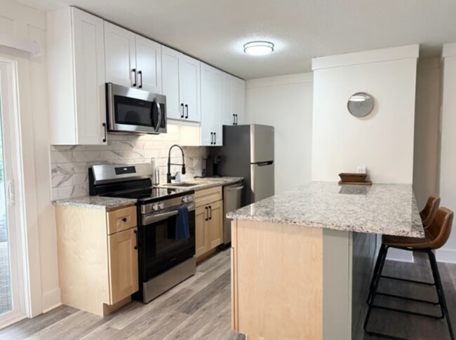 Building Photo - 1 Bed, 1 Bath Furnished Apartment  – Great Location & Amenities! Flexible Lease Terms Available