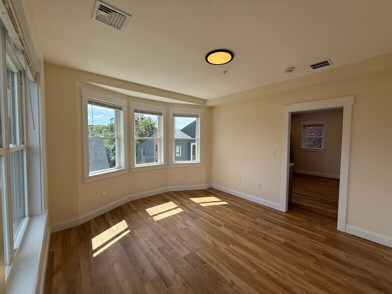 Building Photo - 14 Dorr St