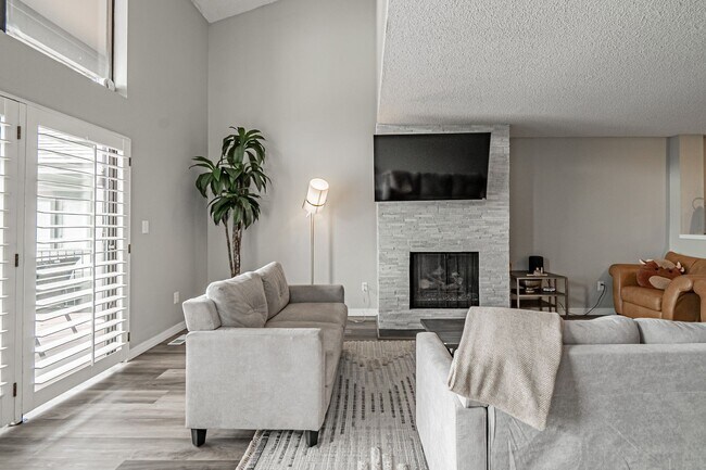 Building Photo - 3BD, 2.5BA Arapahoe Lake Park Townhome Nea...