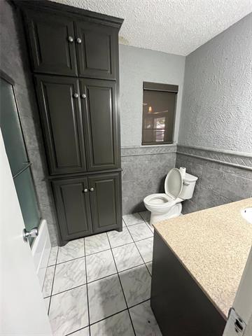 Building Photo - 3218 Santa Monica Dr