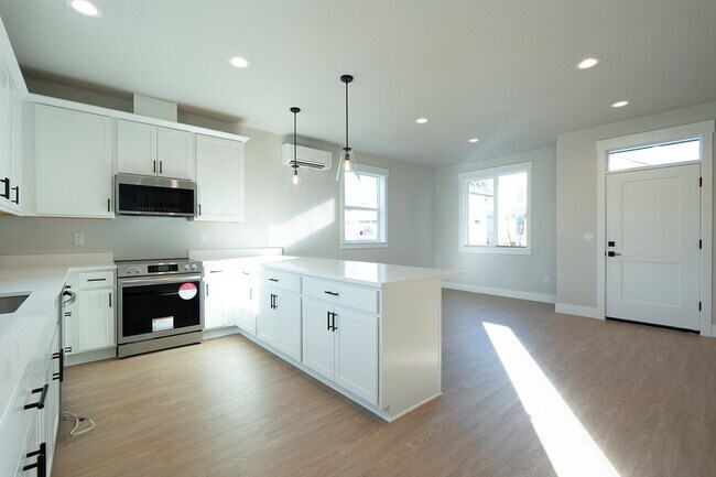 Building Photo - 2 Weeks Free W Approved Application by 08/...