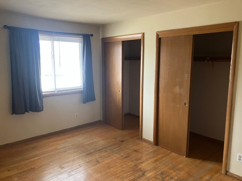 15’ x 11’ bedroom!! - 1422 Willow Ln