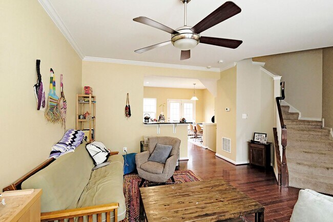Building Photo - Student + Pet-Friendly Townhome Near UVA & Downtown