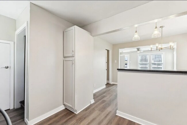 Building Photo - 306 W 17th St