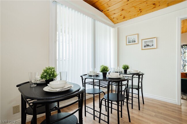 Building Photo - 2205 Santa Paula Dr