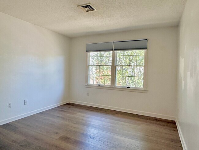 Building Photo - 9 Concorde Way