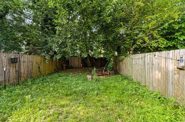 Building Photo - 3 Bed 1.5 bath Updated House Fenced yard -Pets