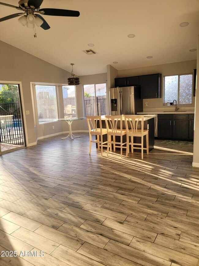 Building Photo - 2634 S Vineyard