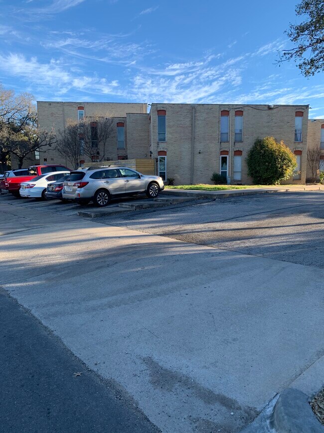 Parking lot - 3431 N Hills Dr