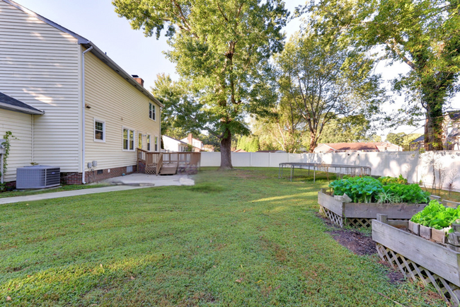 Building Photo - Updated, Spacious, Large Backyard!