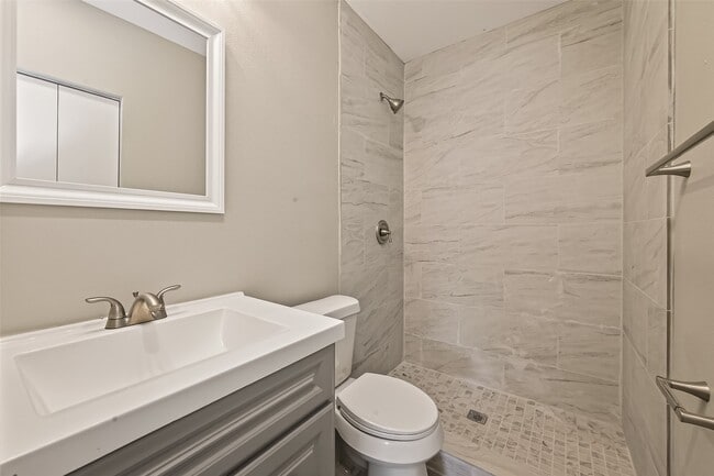 Building Photo - 226 W 4th St