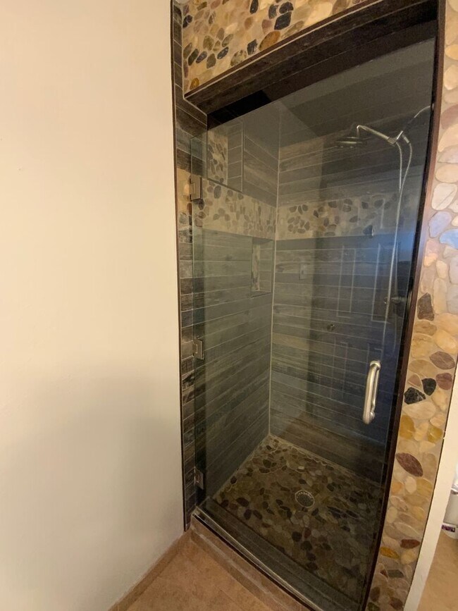 Building Photo - 5 Bedroom Home Available Near Wyoming Blvd NE & Comanche Rd NE!