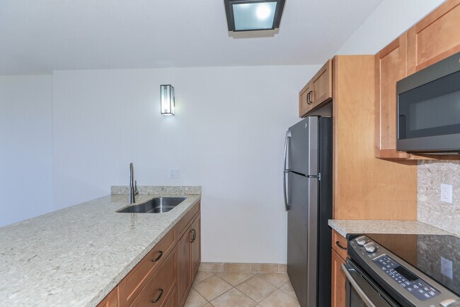 Building Photo - 2444 Hihiwai St