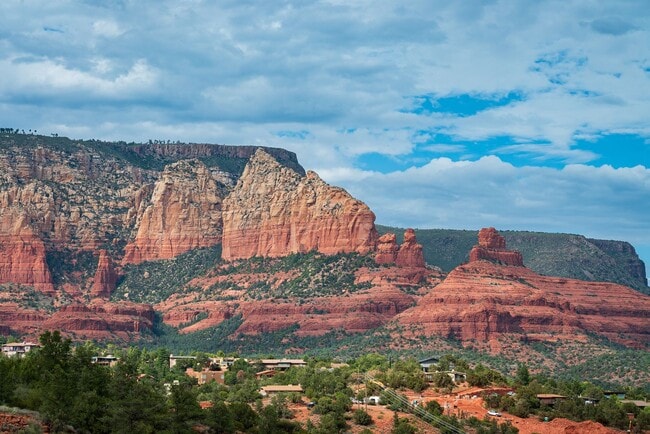 Building Photo - Unfurnished West Sedona Home, 1-year long-...