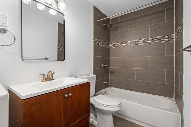 Building Photo - 1504 Bridgeway Dr