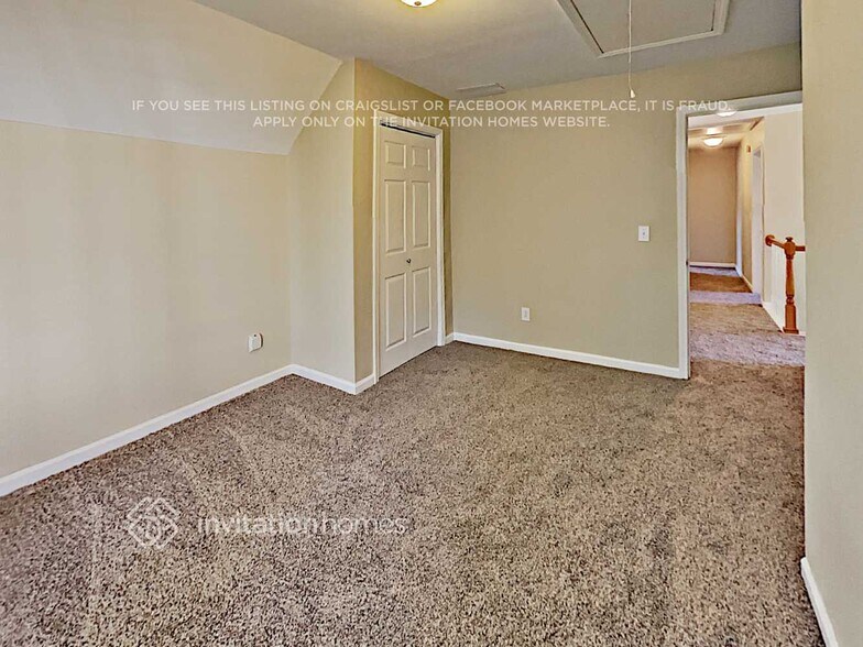 Building Photo - 559 Parliament St