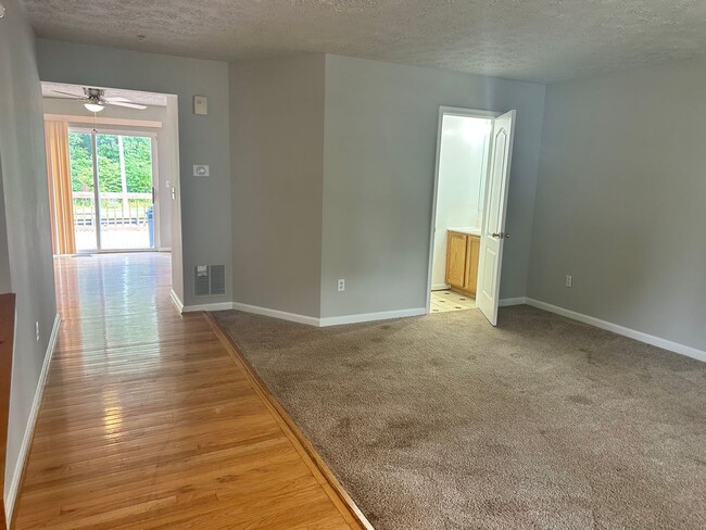 Building Photo - Spacious Townhome for Rent! Finished Basement! W/D! Available Now!