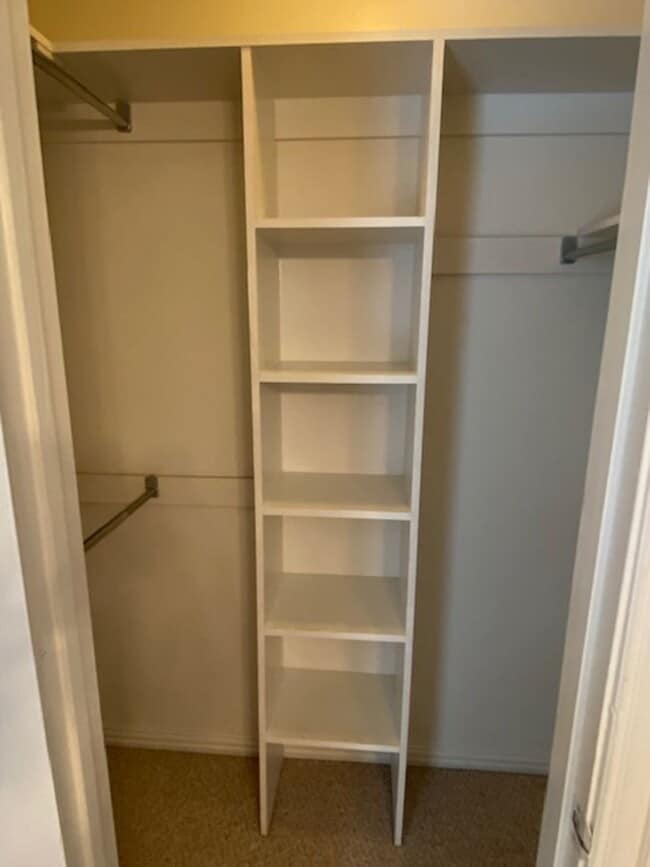 Building Photo - 2 BEDROOM 2.5 BATH TOWNHOME