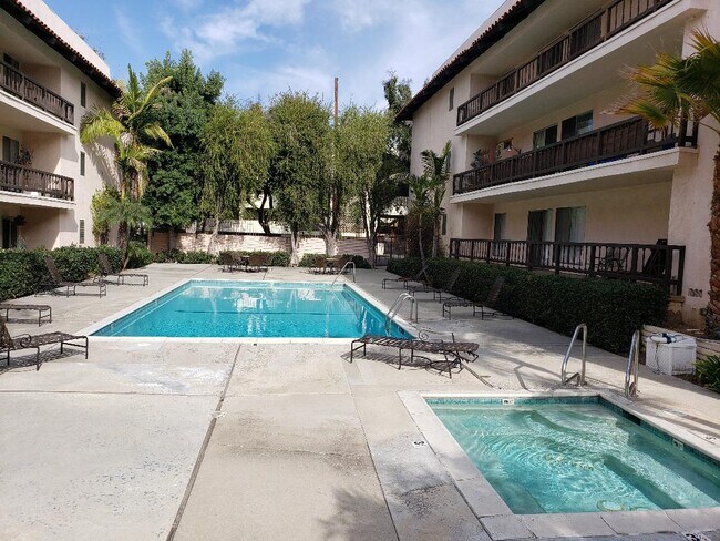 Building Photo - 1127 E Del Mar Blvd