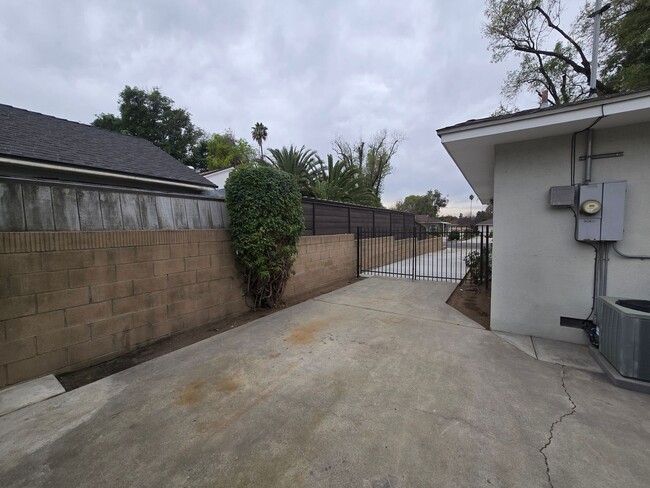 Building Photo - Charming Single Story Home