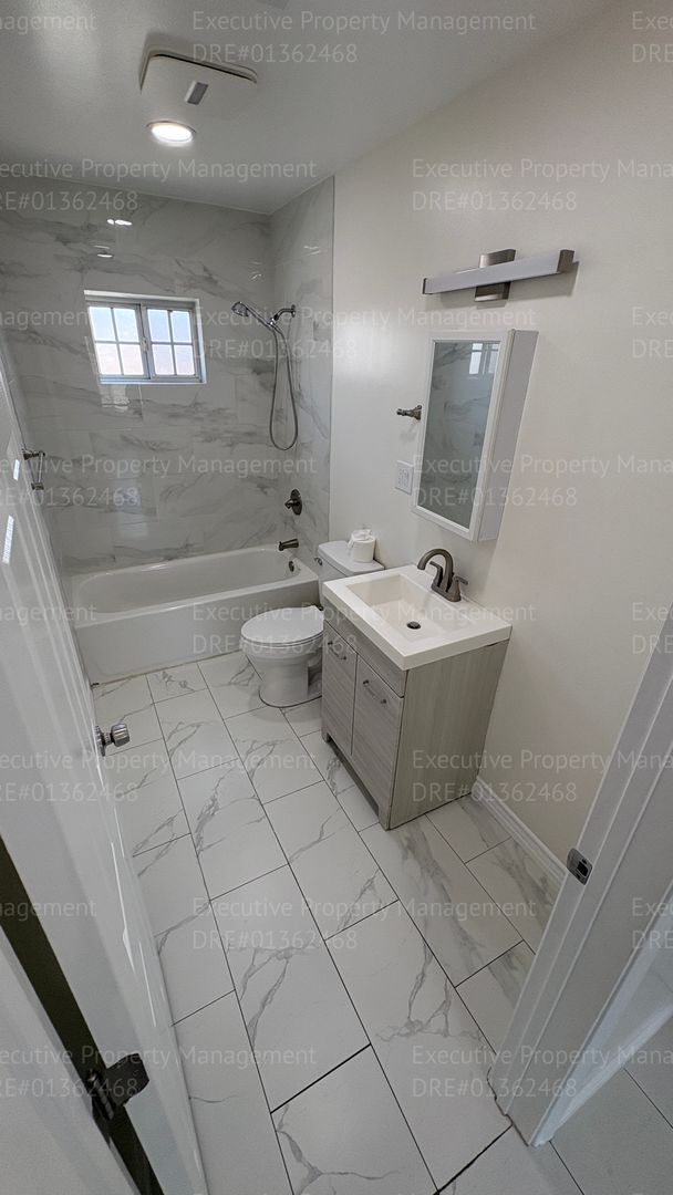 Building Photo - 2 bedroom 1 bathroom house located in the 93307 zipcode near E Brundage Ln/ Madison St