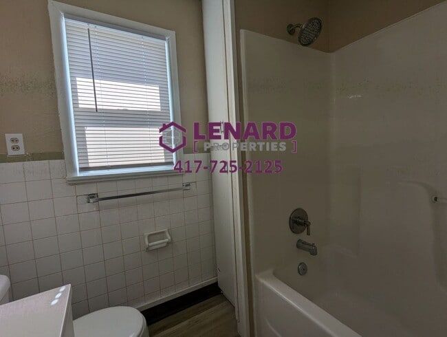 Building Photo - Charming 3 Bedroom House!