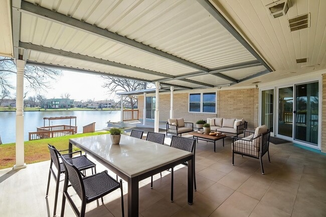 Building Photo - 414 Lakeview Dr