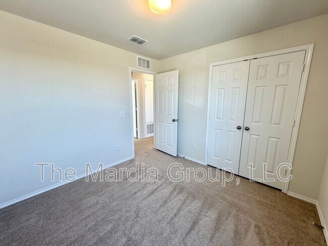 Building Photo - 2006 Hummingbird St