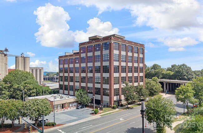 Building Photo - 715 N Graham St