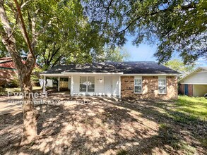 Building Photo - 3 Bed, 1 Bath Home with Carport / Pet-Frie...