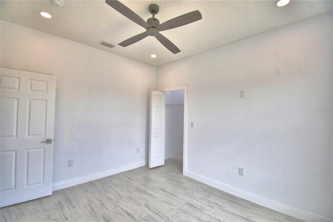 Building Photo - 7951 Sarasota Dr