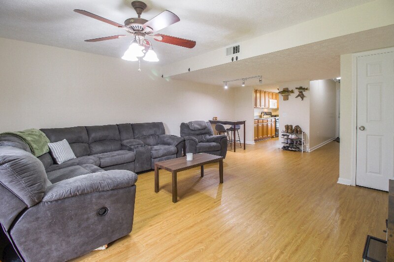 Building Photo - 34 Knollwood Cir