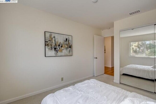 Building Photo - Bright 3 Bedroom Townhome in Newark