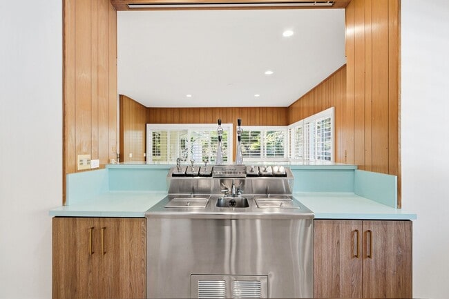 Building Photo - Alto Cedro Estate Lease